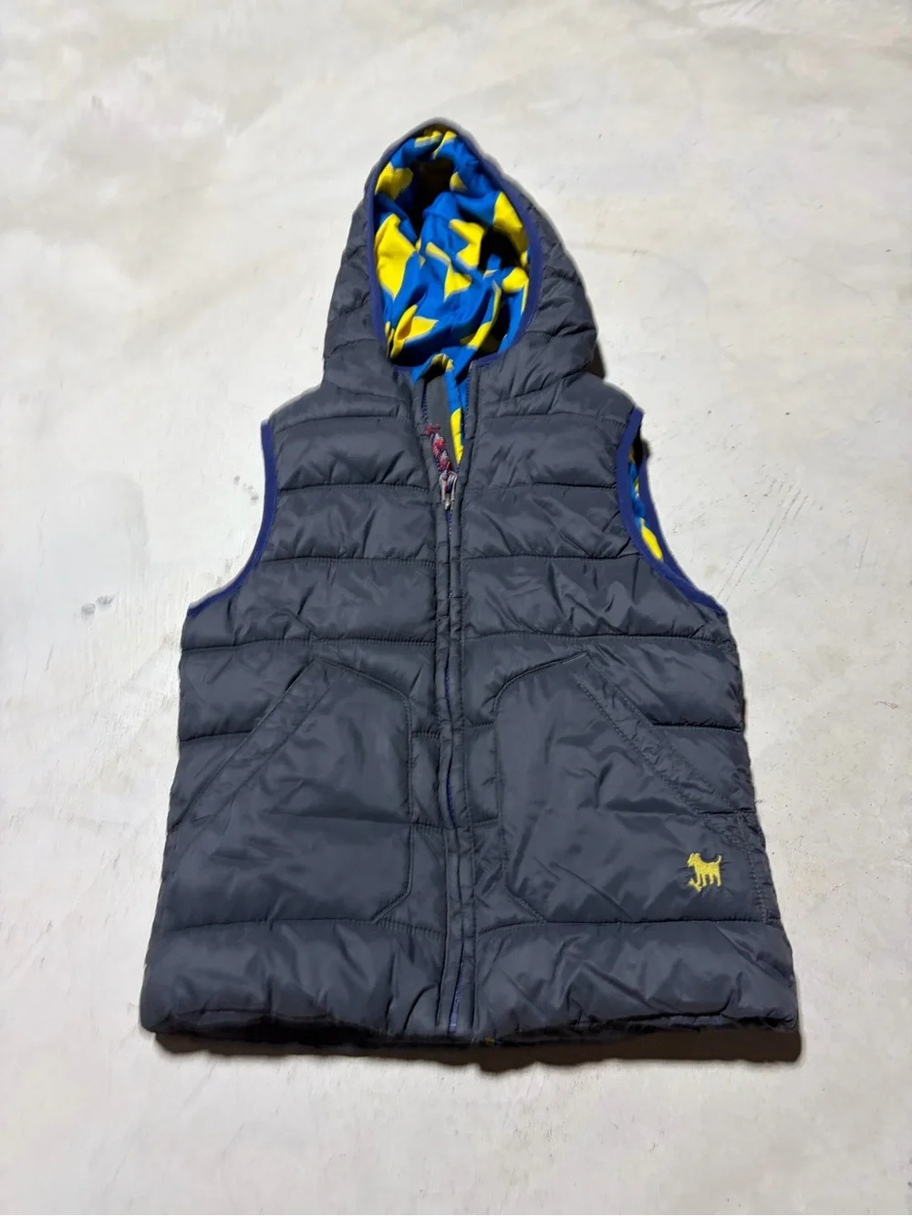 Mini Boden Kids grey Hooded Puffer Vest with Blue & Yellow Lining 5-6Y
